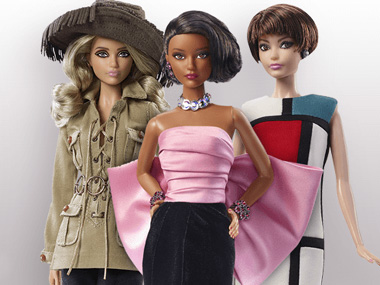 Barbie 的衣橱再添三件 Yves Saint Laurent 的经典作品